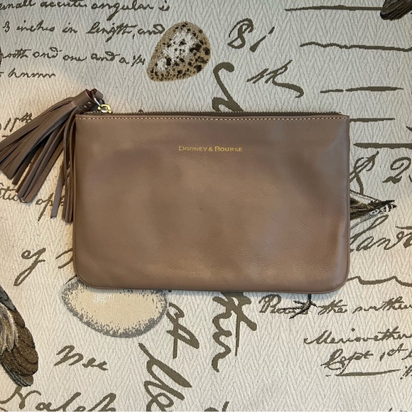 Dooney & Bourke Tan Leather Carrington Clutch ,tassel and embossed gold letters - Picture 2 of 11